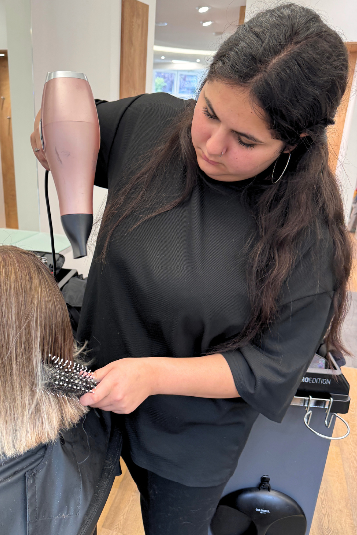 Fatma auf dem Weg zur Friseurin